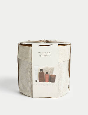 marksandspencer_XMAS2023_GIFTSHOP_T20_0634_Apothecary MEDITATE darkova wellness sada_rucnik_svicka_sprchovy gel_telove mleko_pepr mandarinka cypris cedr_599Kc.jpg